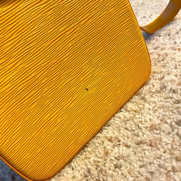 Louis Vuitton yellow epi leather Buci shoulder bag. - Picture 3 of 5